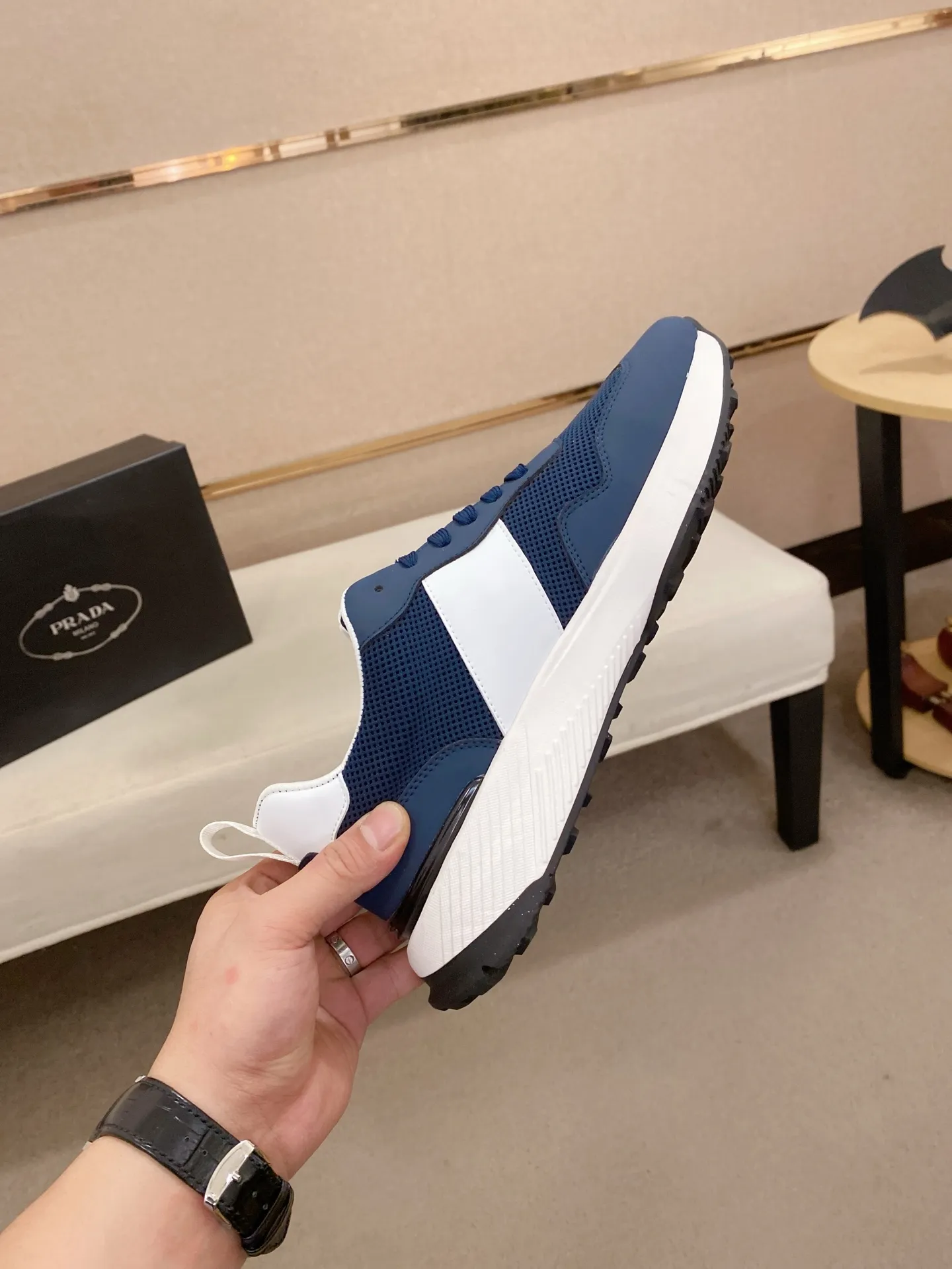 Men's shoes 💰 442💰 ✔️✔️✔️The new PRADA (Prada) counters are launched simultaneously. The new men's shoes and 😘fabrics are made of selected cowhide and waterproof and breathable fabrics. Lining: Breathable mesh lining. 👍🏿 High-end ☄️ air-cushion molded anti-slip rubber outsole, exquisite lines, simple and elegant, comfortable and high-end for leisure travel. Code number: 38 to 44 (45 can be customized and cannot be returned or exchanged)